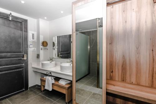 y baño con 2 lavabos y ducha. en Exotica Hotel & Spa by Zante Plaza en Kalamaki