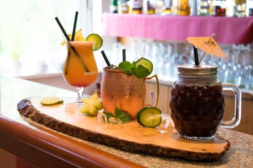 a cutting board with two cocktails on a counter at Quick Hotel Dresden West in Kesselsdorf