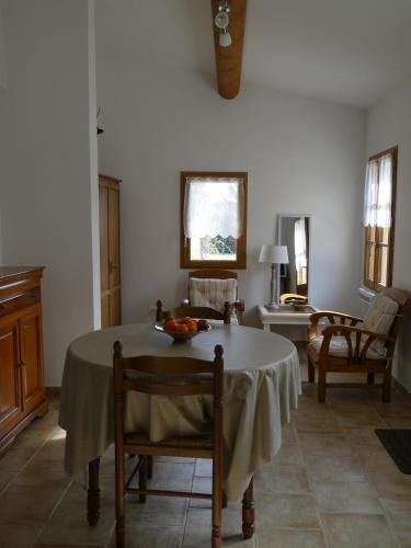 une salle à manger avec une table et des chaises dans une pièce dans l'établissement Les Biguières, à Maubec