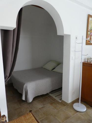 Ce lit se trouve dans un dortoir doté d'une voûte. dans l'établissement Les Biguières, à Maubec