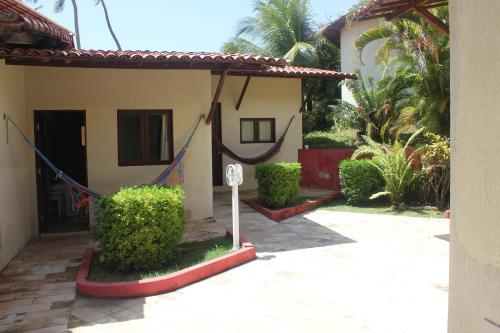 a house with a parking meter in front of it at Pousada Corais do Sul in Pipa