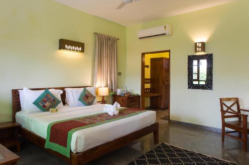 Una cama o camas en una habitación de Heritage Resort Hampi