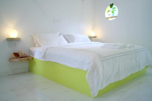 Un pat sau paturi într-o cameră la Noovilu Suites Maldives