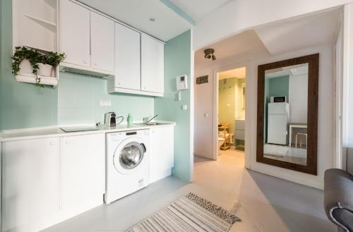 マドリードにあるSuper View Apartment Plaza Mayorの白いキッチン(洗濯機付)が備わります。