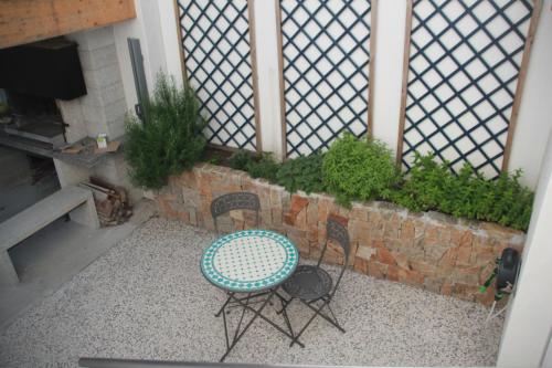 d'une terrasse avec une table, des chaises et une télévision. dans l'établissement KARABI, à Barbâtre