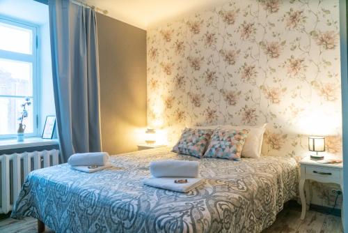 1 dormitorio con 1 cama con 2 almohadas en Godart Rooms Guesthouse en Tallin