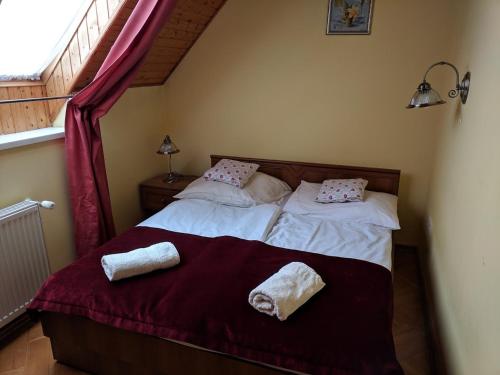 1 dormitorio con 1 cama con 2 toallas en Club Unicum, en Hévíz