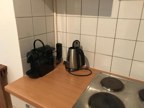 a kitchen counter with a stove and a tea kettle at Ferienwohnung Nr.1 in Hollenstein an der Ybbs