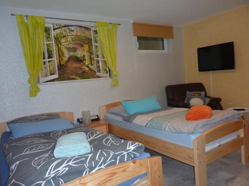 Een bed of bedden in een kamer bij Ferienhaus Moscheltal