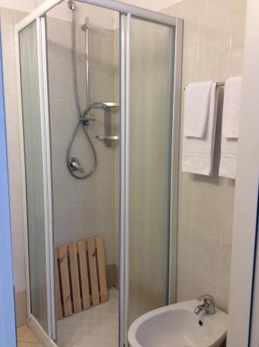 bagno con doccia e lavandino di Hotel Livio a Brescia