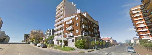 um edifício ao lado de uma rua da cidade em Hotel Imperio em Mar del Plata