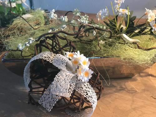 a wicker basket with flowers in it on a table at Villa Florentine in Bad Liebenstein