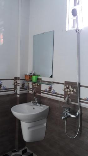 ein Bad mit einem WC, einem Waschbecken und einer Dusche in der Unterkunft Nhà nghỉ Book in Hoàn Giáp