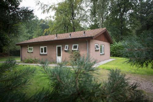a small house in the middle of a yard at 52 Horalaan in Bennekom