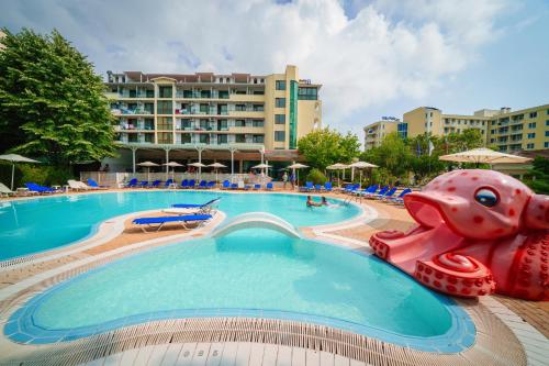 Majoituspaikassa Perla Plaza Hotel - All Inclusive tai sen lähellä sijaitseva uima-allas