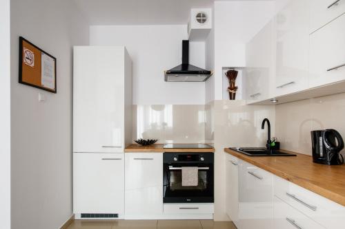 A kitchen or kitchenette at Apartament Trzech Stolic