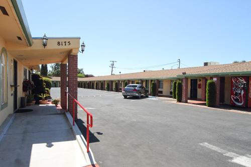 a car parked in the parking lot of a motel at King's Rest Motel in Gilroy