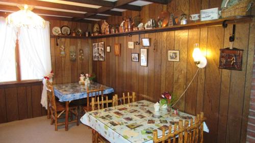 uma sala de jantar com uma mesa e uma mesa e cadeiras em Carlson's Lodge em Twin Mountain