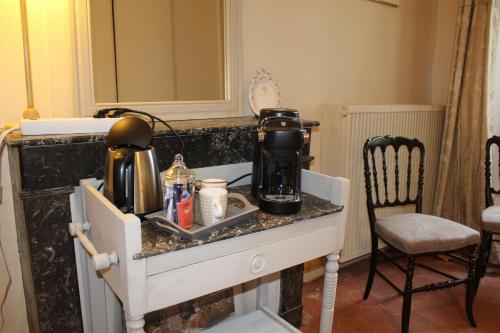 Un mostrador con una cafetera encima en Porte de Paris, en Montesson