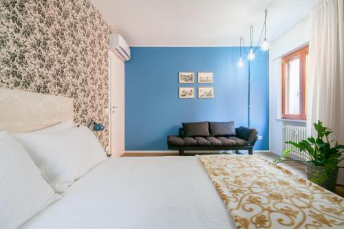 Un dormitorio con una pared azul y una cama en Laguna Boutique Apartments, en Mestre