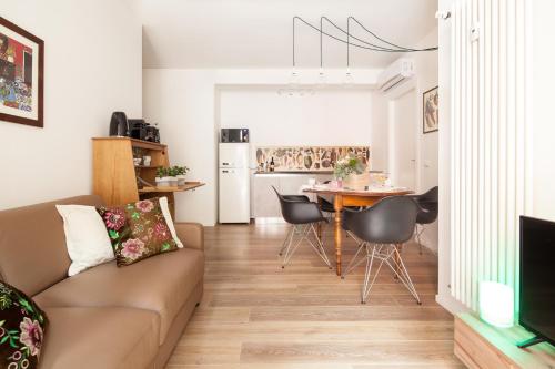 ein Wohnzimmer mit einem Sofa und einem Tisch in der Unterkunft Laguna Boutique Apartments in Mestre