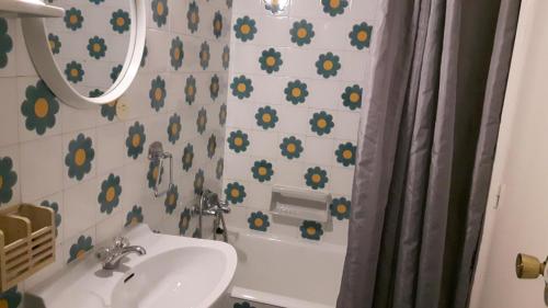  Residencia Aldosa -  Room  picture :   Shower    Bath    TV                           