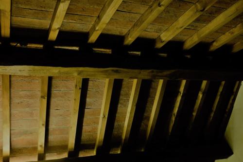a wooden ceiling in a room with wooden beams at Agriturismo Cascina Pezzolo in Lodi
