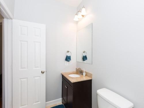 Gallery image of Steps to Convention Center, Downtown DC, and Metro Station: Private and Comfortable Bedroom/Bathroom in Washington