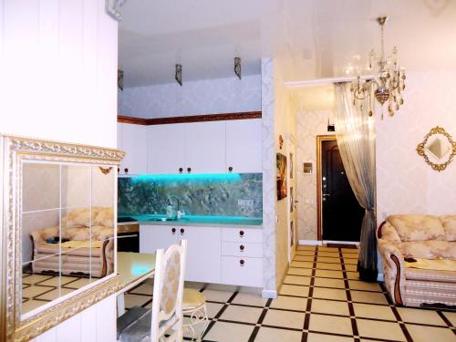 a room with a sink and a counter with a mirror at ПЛЯЖ Otrada Две Спальни на Французском бульваре, centre, Delux Большой апартамент in Odesa