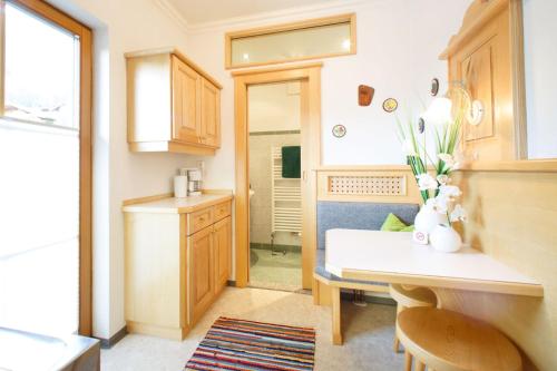 una pequeña cocina con fregadero y una mesa en una habitación en Warterhof en Schladming