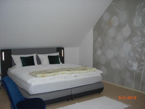 Łóżko lub łóżka w pokoju w obiekcie Appartement Am Goldberg