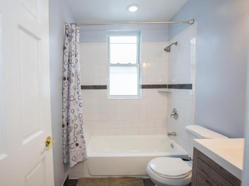 e bagno con vasca, servizi igienici e lavandino. di 3-min walk to PETWORTH METRO STATION ;10 mins to CONVENTION CENTER: PRIVATE COZY and QUIET BEDROOM and BATHROOM a Washington