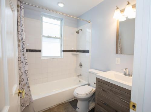 e bagno con vasca, servizi igienici e lavandino. di 3-min walk to PETWORTH METRO STATION ;10 mins to CONVENTION CENTER: PRIVATE COZY and QUIET BEDROOM and BATHROOM a Washington