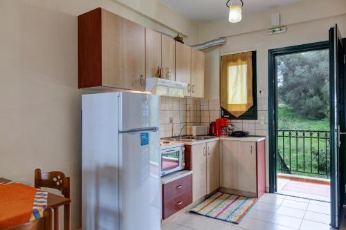 Kuchyňa alebo kuchynka v ubytovaní Koronisia Apartments