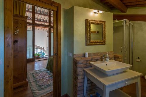 ein Bad mit einem Waschbecken und einem Spiegel in der Unterkunft Barchessa Da Rio in Ponte San Nicolo