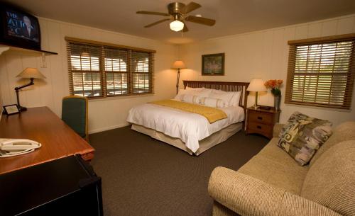 a bedroom with a bed and a couch at POSTOAK Lodge and Retreat in Tulsa