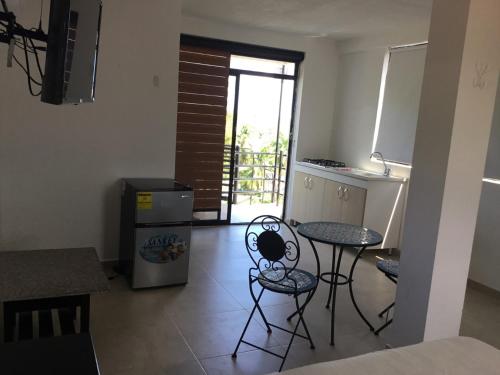 cocina con 2 sillas, mesa y barra en Apartamento Opaa en San Andrés