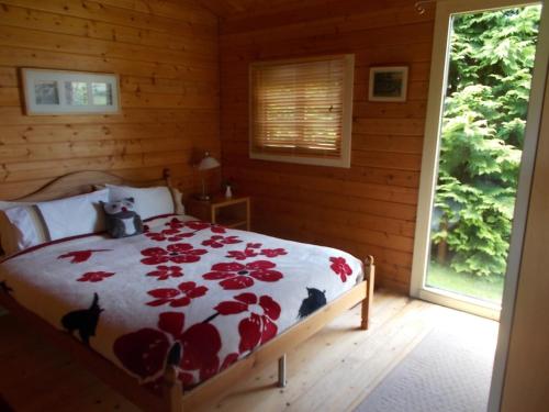 Un pat sau paturi într-o cameră la Tudor Lodge