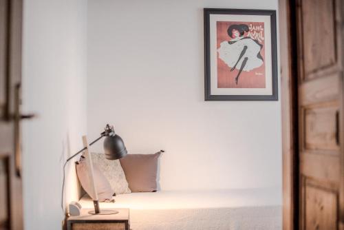 a room with a couch and a picture on the wall at Chambres d'Hôtes Le Pignié in Lescure-dʼAlbigeois