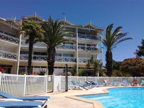 ein Resort mit Swimmingpool und Palmen in der Unterkunft Location d Armelle - Moliets in Moliets-et-Maa