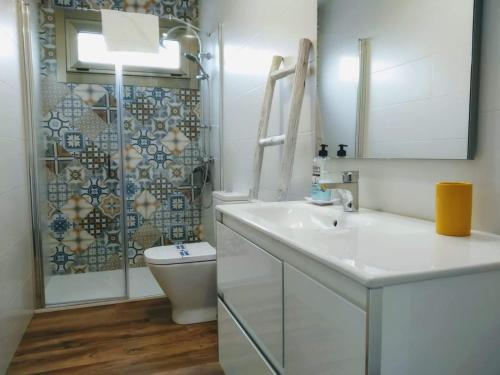 HioにあるCasa Nueva Playa Areabrava Hioの洗面台、トイレ、シャワー付きのバスルーム