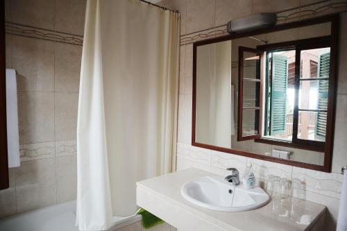 a bathroom with a sink and a shower with a mirror at Casa D'Avo Beatriz in Gaula