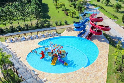 una vista aérea de un parque acuático con tobogán de agua en Hotel San Isidro, en São Gabriel