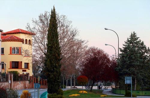 ein großes Haus mit Bäumen davor in der Unterkunft Fuente Torán Apartamentos in Teruel