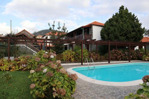 a house with a swimming pool in a yard at Casa D'Avo Beatriz in Gaula