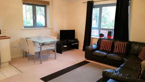 A seating area at Your home in Oxford -Central-Large- 2 bedrooms-2 bathroom-Free parking-easy walk to Rail and bus station