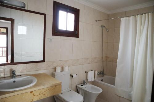 a bathroom with a sink and a toilet and a tub at Casa D'Avo Beatriz in Gaula