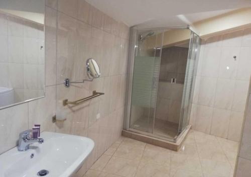 Ένα μπάνιο στο Shami Plaza Hotel