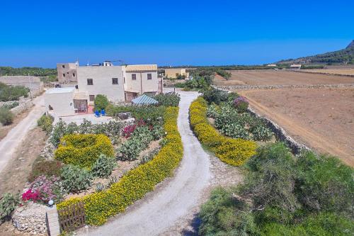 una vista aerea di una casa e di una strada sterrata di Case Canino a Favignana