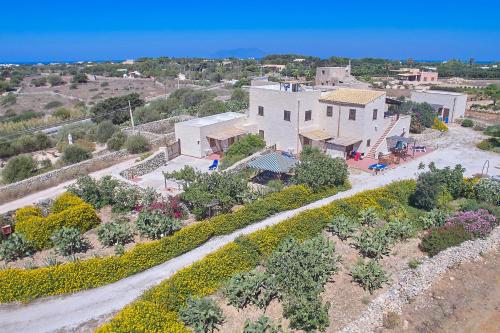 una vista aerea di una casa con giardino di Case Canino a Favignana